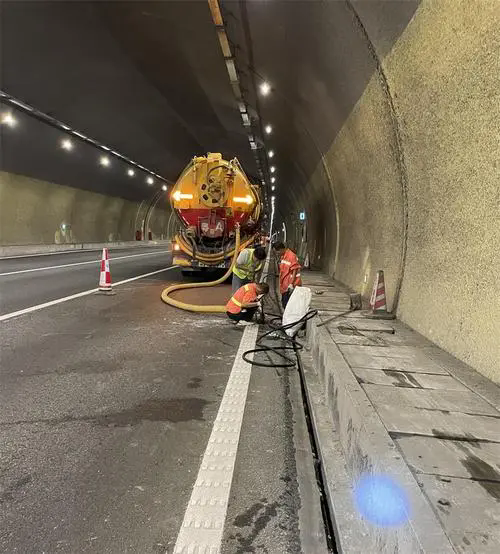 穆棱隧道排水渠清淤